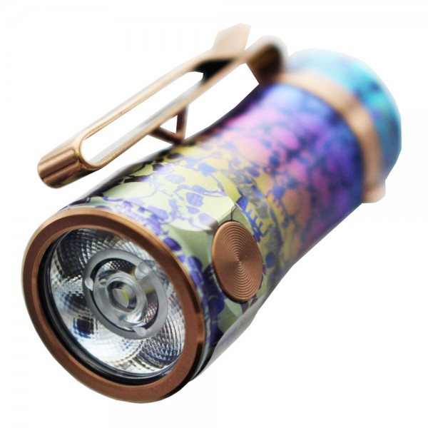 Lampe de poche à LED Fenix E16 Ti Titanium, couleur Bleu fantôme avec batterie Li-ion et câble de chargement micro-USB
