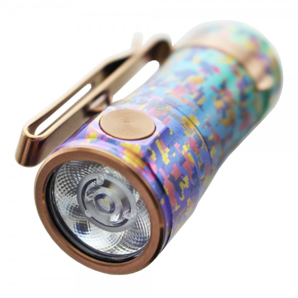 Lampe de poche LED Fenix E16 Ti Titanium, couleur Galaxy-Blue avec batterie Li-ion et câble de chargement micro-USB