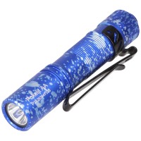 Lampe de poche LED AceBeam Pokelit AA au look camouflage bleu, 550 lumens, avec batterie Li-Ion 14500 920mAh avec connexion USB-C
